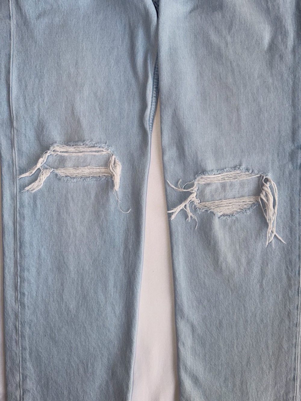 Levi’s Women's Light Blue Straight Leg Jeans with Knee Rips - Picture 7 of 7